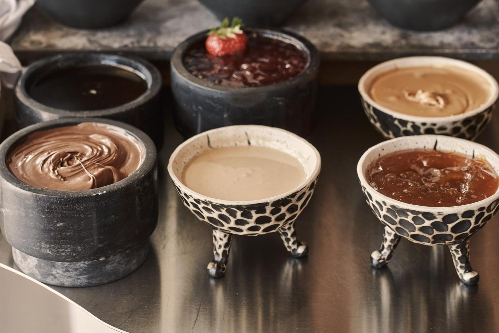 The Newel Psychiko Hotel Athena Bagian luar foto Chocolate fondue