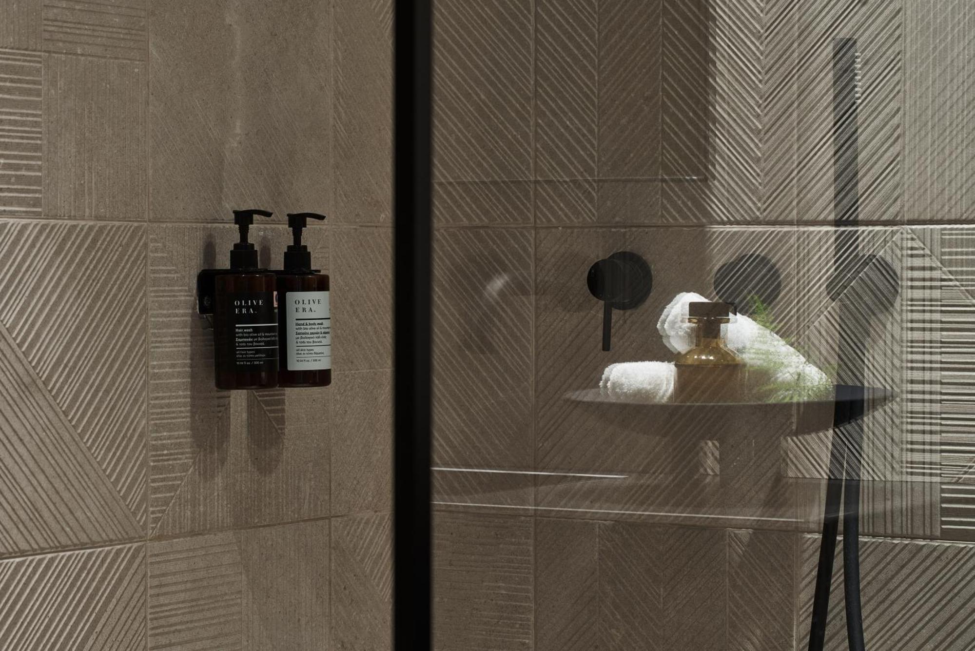 The Newel Psychiko Hotel Athena Bagian luar foto A shower with soap and shampoo dispensers